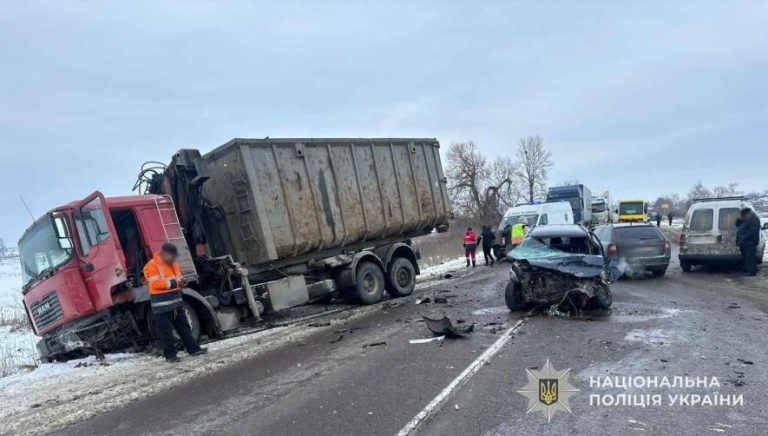 Поблизу Львова потрійне зіткнення за участю вантажівки: двоє постраждалих
