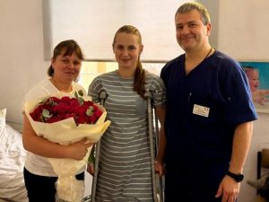 У Львові успішно прооперували 17-річну дівчину після ДТП через один із найскладніших переломів