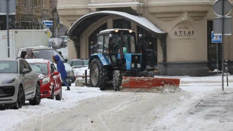 Через прибирання снігу у центрі Львова введуть тимчасові обмеження руху — коли й на який період