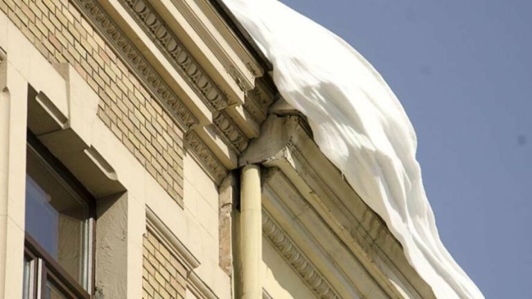 У Львові величезна буруля з університету Франка травмувала 16-річного хлопця — перелом плеча