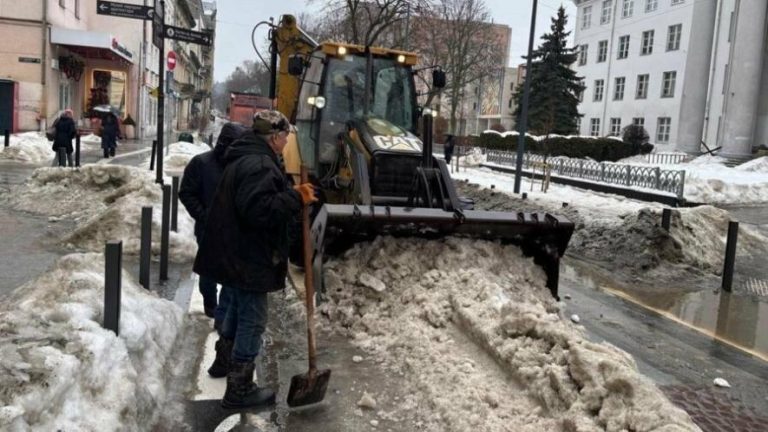 У Львові через снігоприбиральні роботи тимчасово перекриють рух на двох вулицях Личаківського району