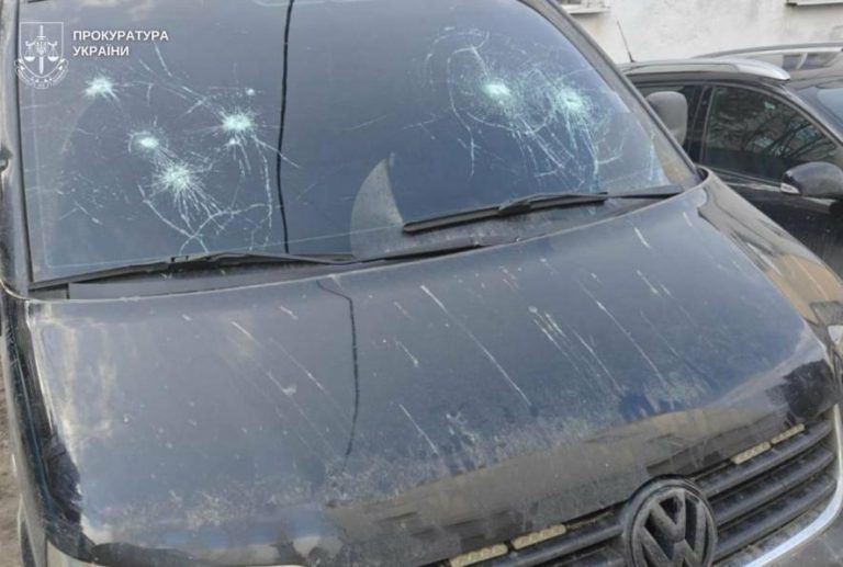 У Львові жінка відкрила вогонь по авто ТЦК — ФОТО
