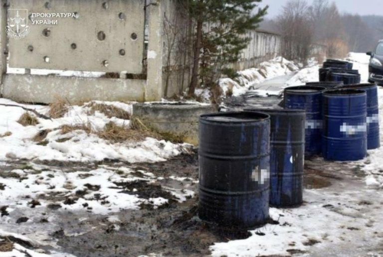 У Львівській області витік нафти забруднив близько 500 квадратних метрів землі — ФОТО