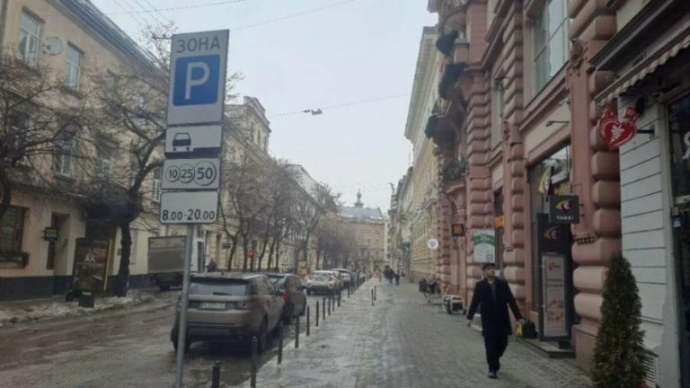 У Львові водіям загрожує штраф до 680 грн за паркування «ялинкою» на Січових Стрільців