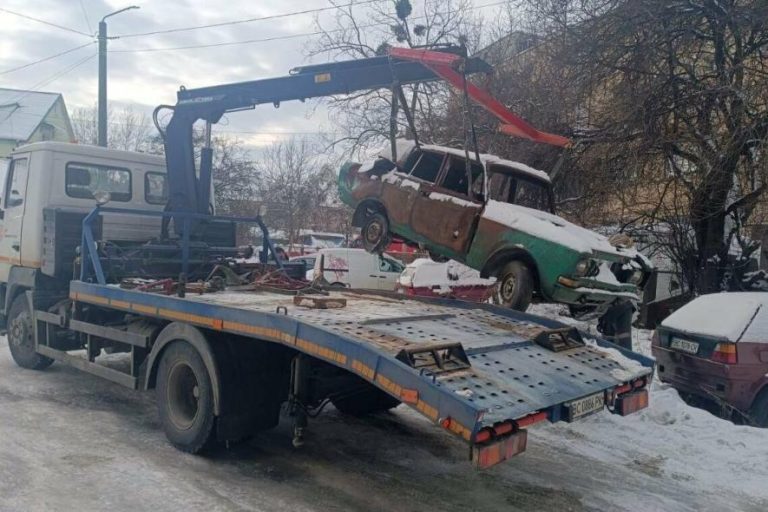 Після семи років простою: у Львові з вулиць прибрали ще два покинуті автомобілі, ФОТО