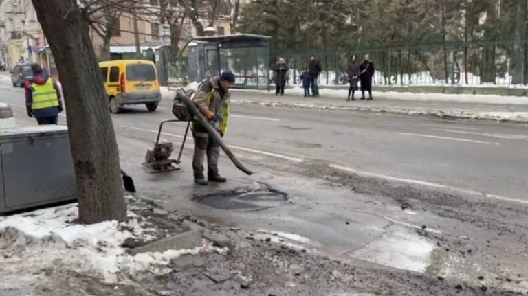 Міськрада пояснила, чи дійсно зараз лататимуть ями гарячим асфальтом