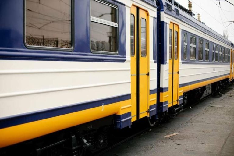 Поблизу Львова на рейках загинув чоловік унаслідок наїзду пасажирського поїзда