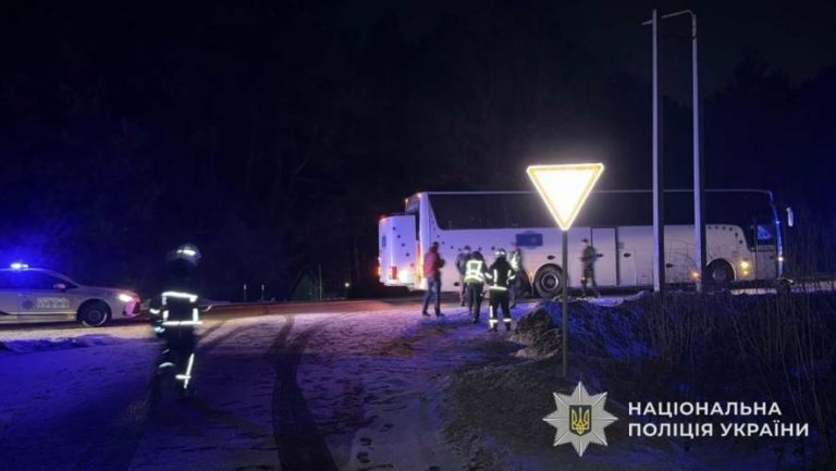 Вночі на Львівщині чоловік загинув унаслідок наїзду автобуса