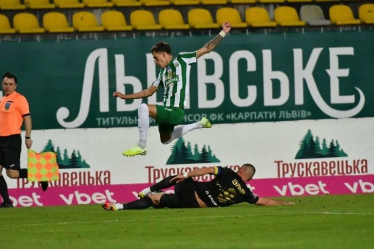 Два нереалізовані пенальті та червона картка: «Карпати» поступилися «Колосу» у драматичному матчі — ВІДЕО