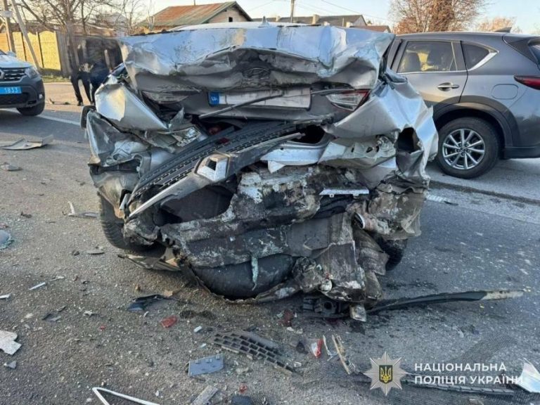 Поблизу Львова внаслідок зіткнення чотирьох авто постраждали троє людей