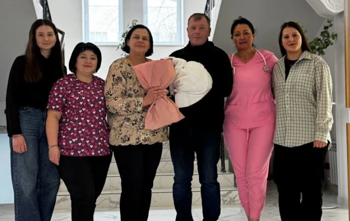 На Львівщині 46‑річна дружина священника народила сьому дитину — у сім’ї тепер семеро дівчат