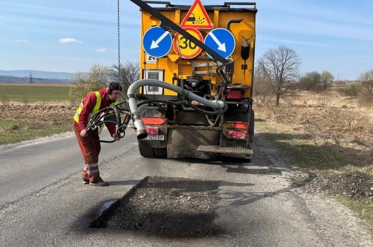 Дорожники на Львівщині лататимуть ями на ключовій місцевій дорозі