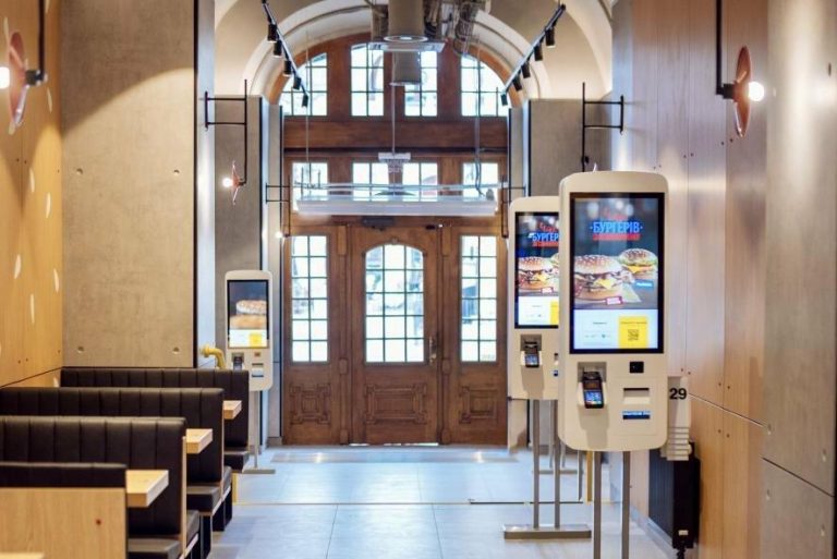 У серці Львова відкрився новий «МакДональдз» на площі Ринок — ФОТО