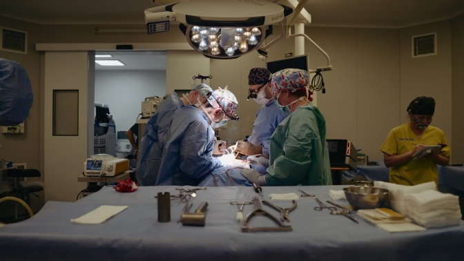 У Львові провідний світовий хірург проводить безкоштовні операції на хребті