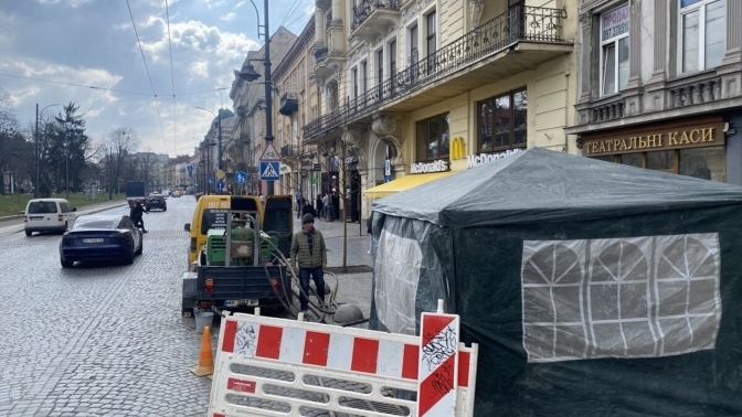 У центрі Львова через численні скарги на слизьку плитку розпочинають експеримент