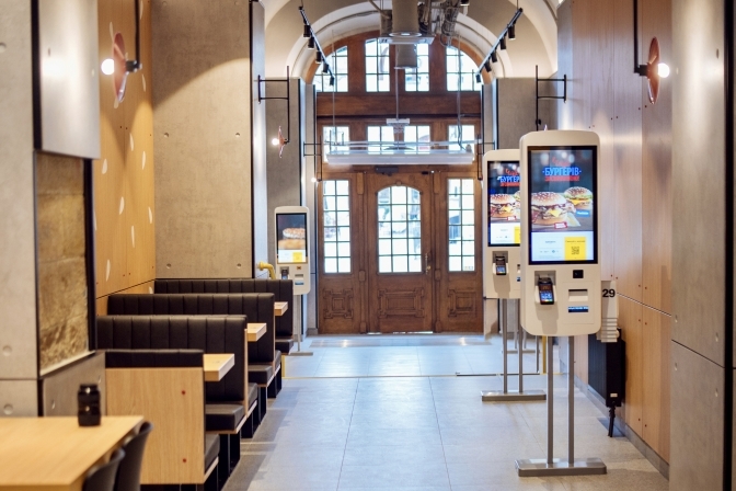 У серці Львова на Площі Ринок відкрився новий «МакДональдз» — огляд інтер’єру та фасаду