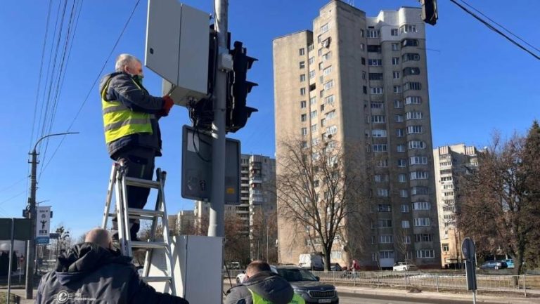 У Львові модернізують світлофори для безпечного руху під час відключень