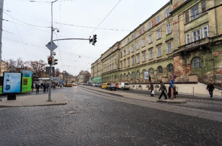 Пазли львівського паркування: за оперним пропонують багаторівневий підземний паркінг