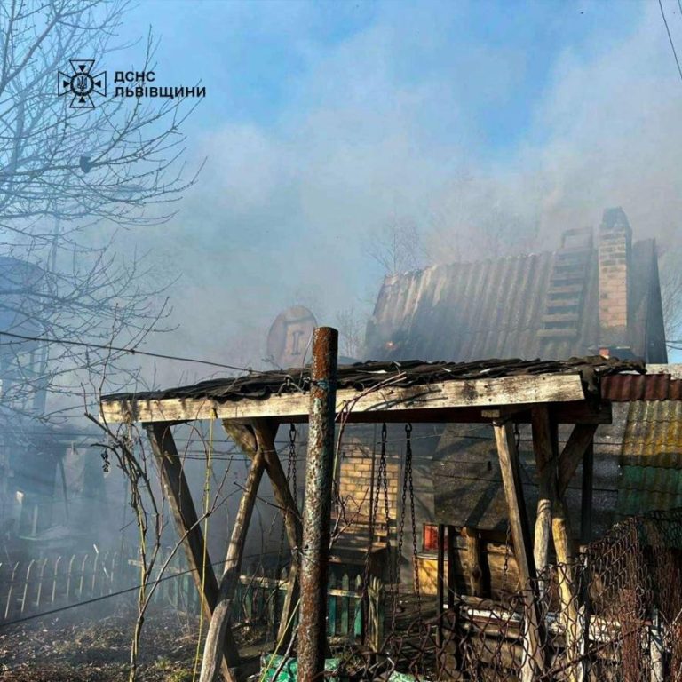 У Шептицькому вогонь знищив дачний будинок, рятувальники врятували сусідні споруди