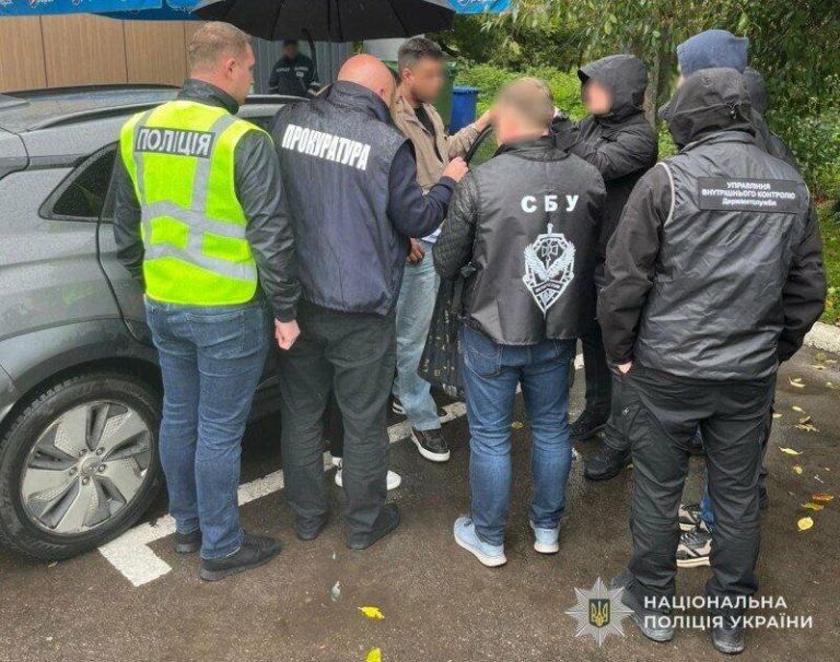 Митника зі Львівщини підозрюють у вимаганні 4% від вартості ювелірних виробів за «безперешкодне» ввезення — справу скерували до суду