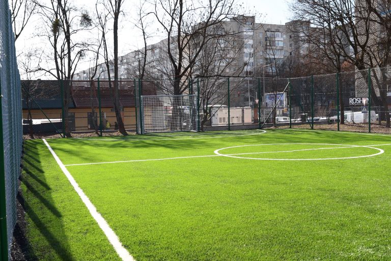 У трьох львівських школах встановили сучасні мініфутбольні майданчики