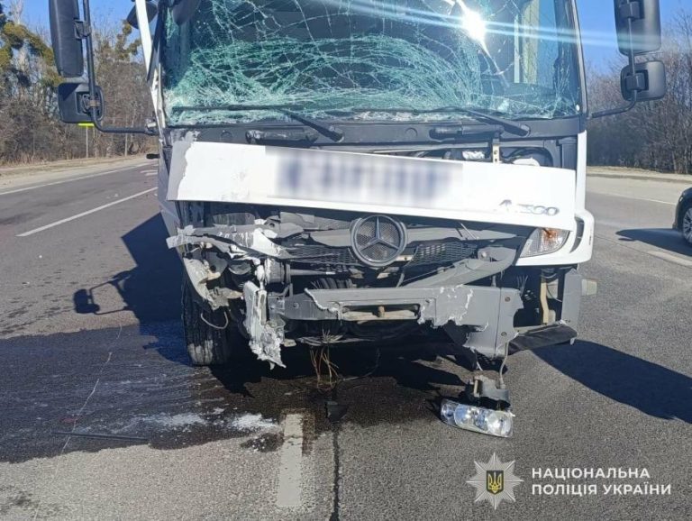 На Львівщині на трасі Київ–Чоп вантажівка зіткнулася з мінівеном, водія госпіталізували