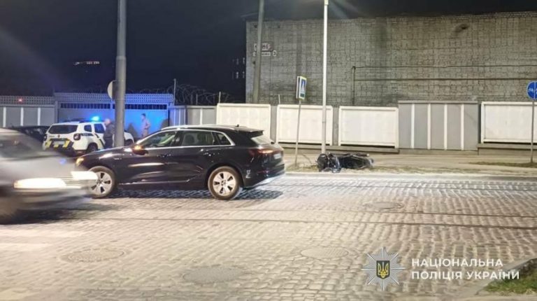 Травмований скутерист і госпіталізований водій після ДТП за участю Audi у Львові — ФОТО