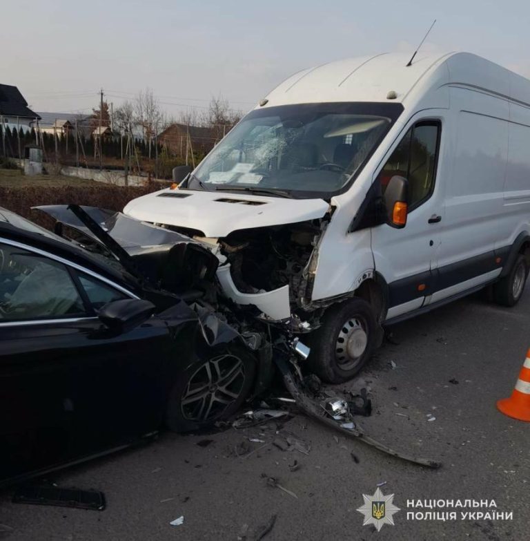 На Львівщині внаслідок зіткнення легковика і мікроавтобуса постраждали четверо — ФОТО