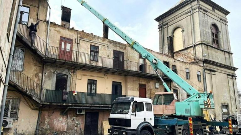 Будинок на пл. Соборній, пошкоджений внаслідок російських дій, частково готовий до заселення