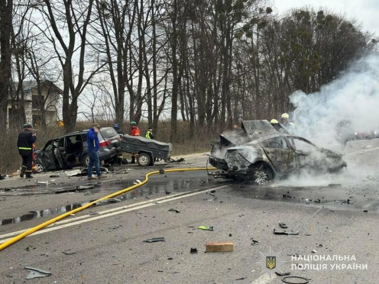 На Львівщині після смертельної ДТП з вибухом авто повністю заблоковано рух на трасі Київ — Чоп