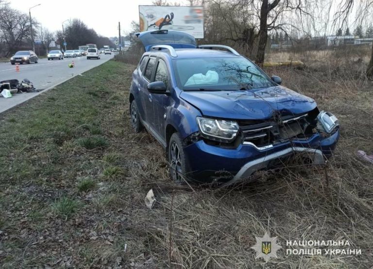 У Дрогобичі авто врізалося в мотоцикл — 19-річного водія госпіталізовано, ФОТО