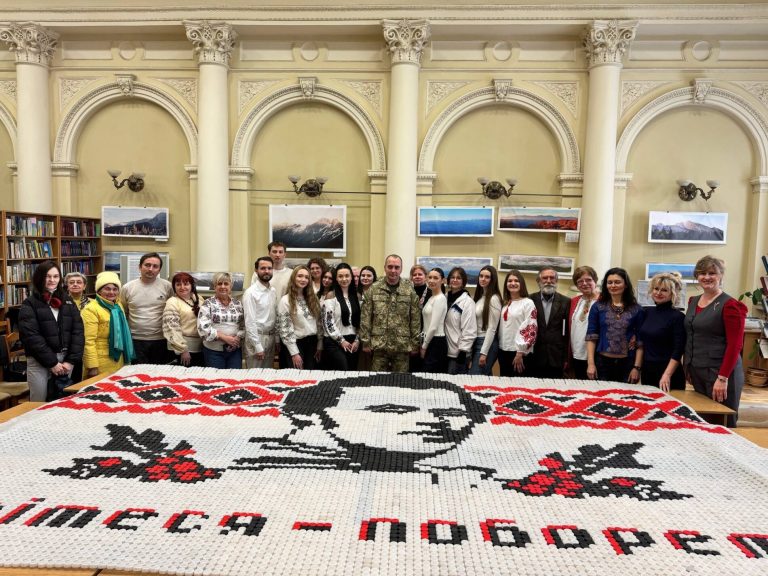 У Львові презентували портрет Шевченка з пластикових кришечок, створений військовим