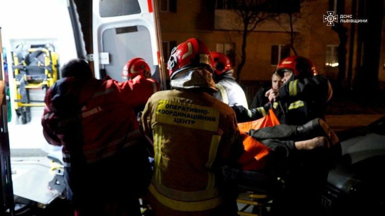 У Львові рятувальники винесли чоловіка з палаючої квартири: із вікна виривалося полум’я, під’їзд був задимлений — ФОТО