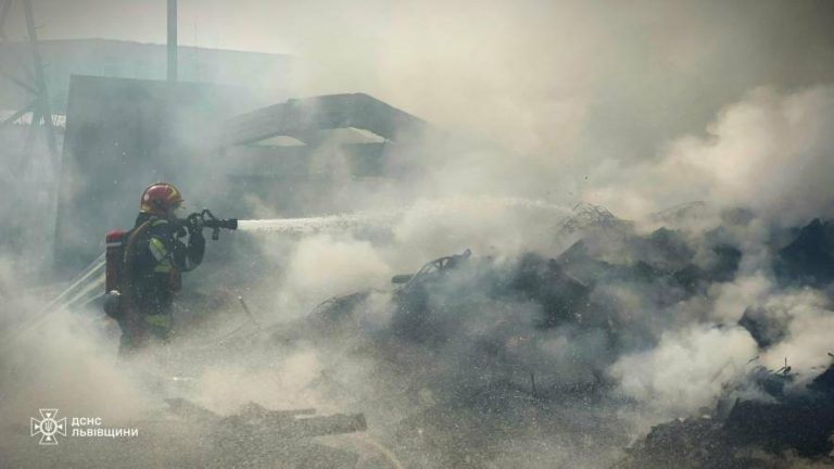 Під Львовом загорівся великий склад, рятувальники боролися з вогнем більше години — ФОТО, ВІДЕО