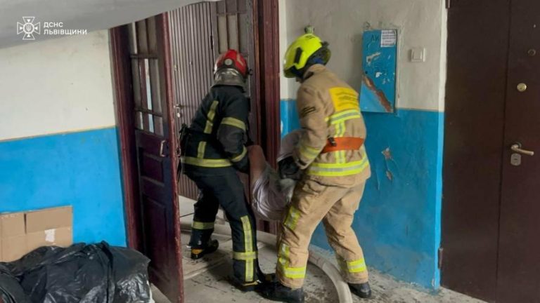 У Львові бійці ДСНС винесли з палаючої квартири жінку у важкому стані — ФОТО