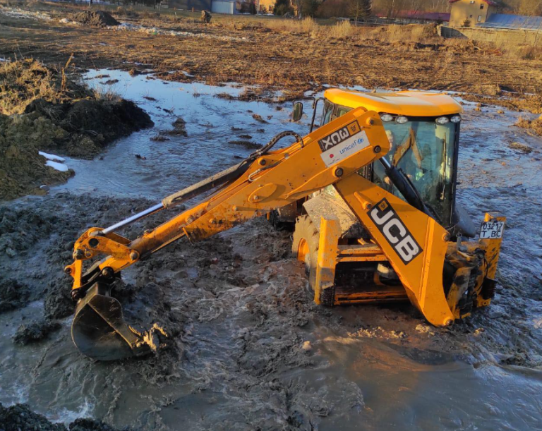 Після аварії на водогоні у Львові десятки вулиць залишилися без води — коли очікувати завершення ремонту