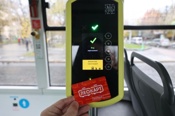 Як у Львові оплатити проїзд карткою за двох і що трапиться при дворазовому прикладанні