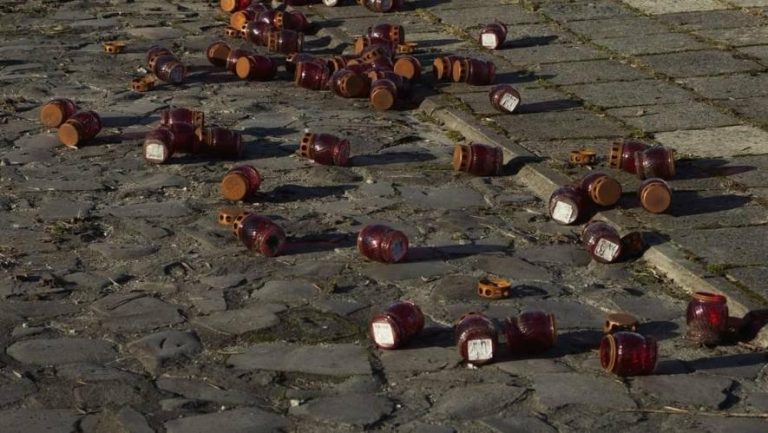 Зневага до пам’яті: у Львові перевернули лампадки біля портретів загиблих військових