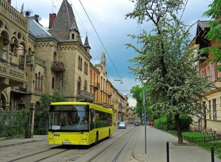 У львівських автобусах з 2 березня припинять приймати паперові купюри 1, 2, 5 і 10 гривень старого зразка