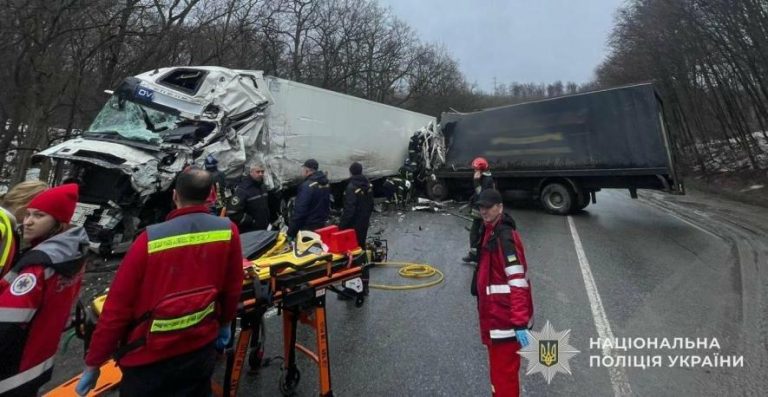 Під Львовом у подвійній аварії загинув 59-річний водій фури