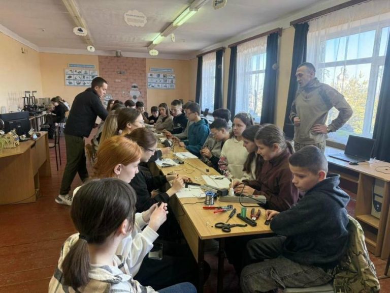 Львівські школярі 3D-друком виготовляють комплектуючі для дронів і тактичні ліхтарі для військових