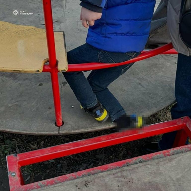 Рятувальники на Львівщині звільнили маленького хлопчика з застряглої каруселі