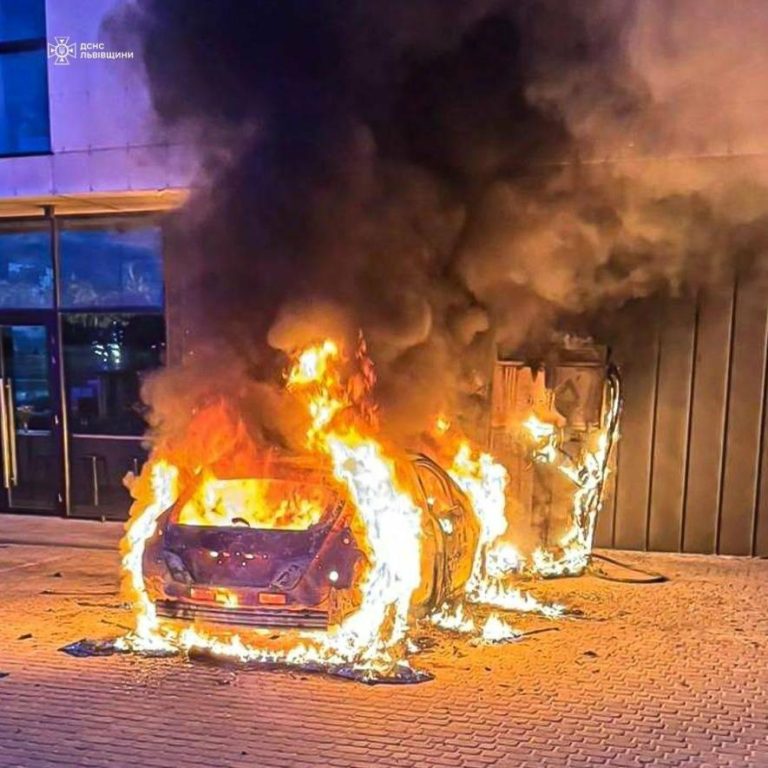 Під час заряджання поблизу Львова загорівся електромобіль — вогонь ледь не перекинувся на будівлю