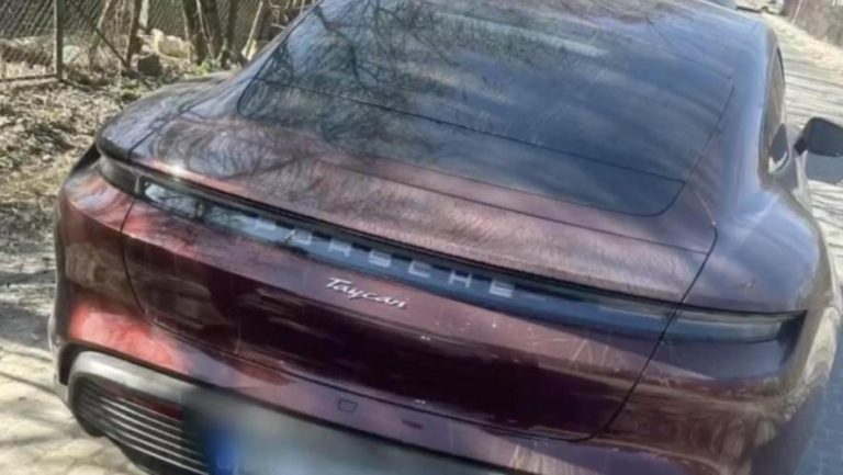 У Львові оштрафували кермувальника Porsche за небезпечний обгін трамвая по зустрічній смузі