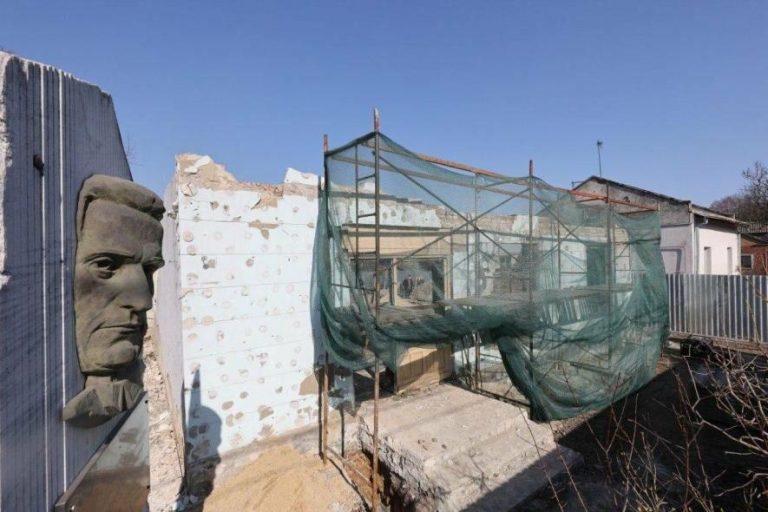 У Білогорщі розпочалася відбудова музею Шухевича, пошкодженого ударом безпілотника