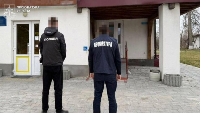 На Львівщині правоохоронці проводять обшуки в двох медзакладах