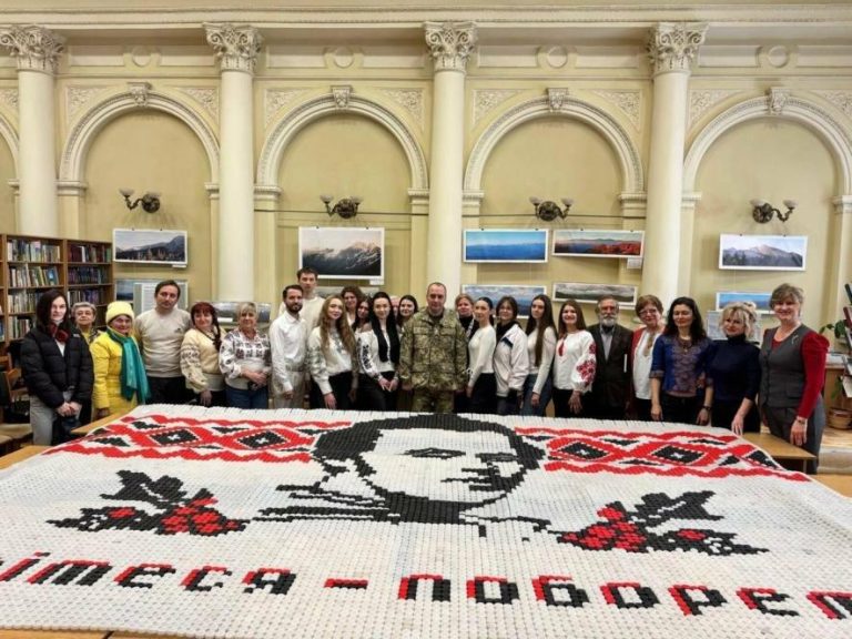 У Львові військовий вручив панно зі Шевченком, викладене з 15 200 пластикових кришок