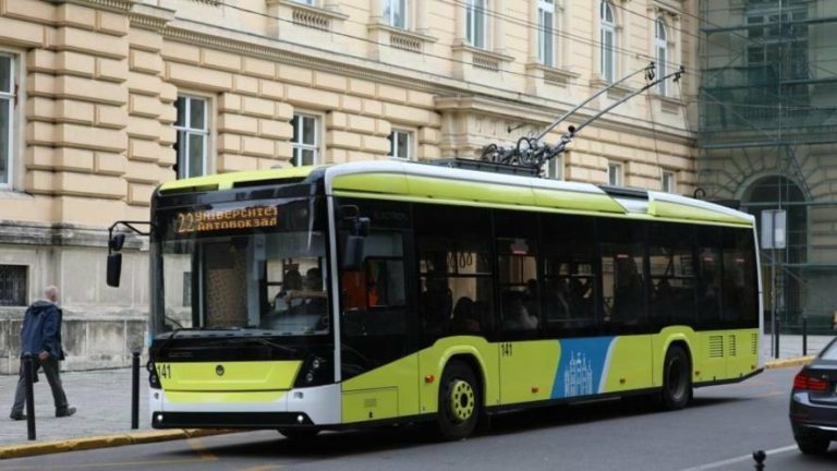 У Львові на Героїв УПА усувають витік води: тролейбуси курсують за об’їздами, водопостачання тимчасово припинено