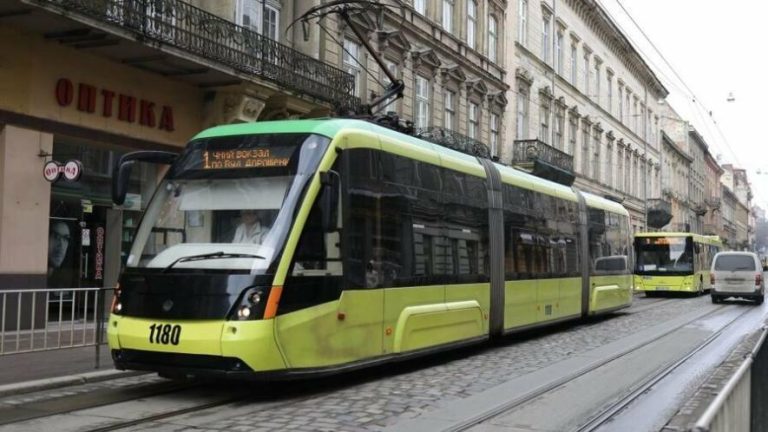 У Львові перекрили вулицю Коперника: зміни у русі трамваїв та автобусів