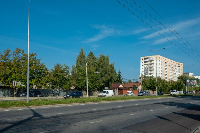 Замість трьох — чотири смуги: зміни в громадському транспорті Львова стартують на одній з найдовших вулиць